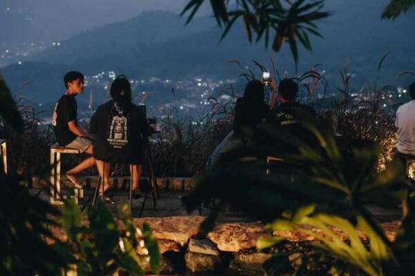 Suasana Concrete Batu. Salah satu Hidden Gem kafe di Kota Batu - EPOCHSTREAM