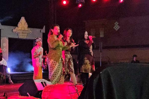 Kolaborasi Vale, Jona, Okta, dan Arca Tatasawara Pukau Penonton Singhasari Jayanti Festival 2025 - EPOCHSTREAM
