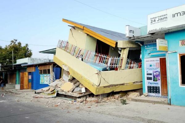 Gempa M7,7 Guncang Flores - 14 Orang Meninggal Dunia, Puluhan Bangunan Rusak - EPOCHSTREAM