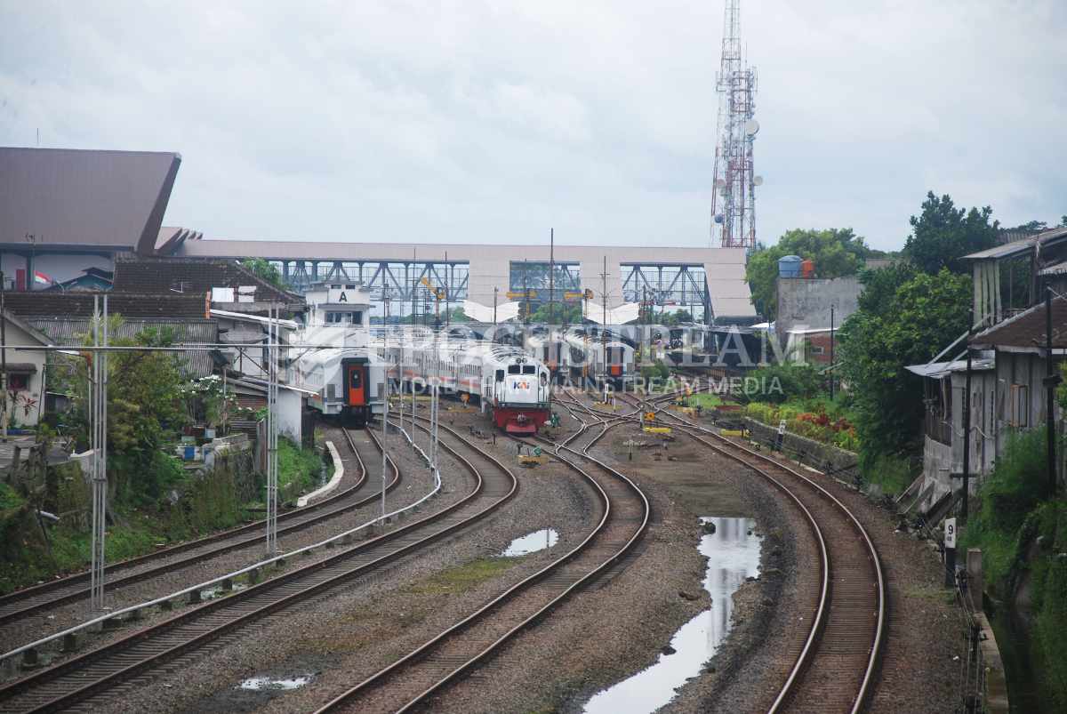 Kereta Api Bersiap Meninggalkan Stasiun Malang Kota Baru - EPOCHSTREAM