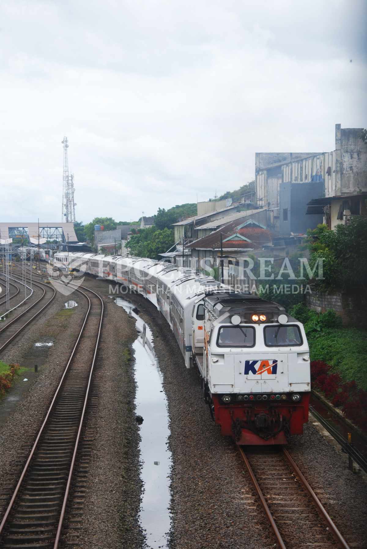 Kereta Api Melintasi Jalur Rel Menikung di Stasiun Malang Kota Baru - EPOCHSTREAM