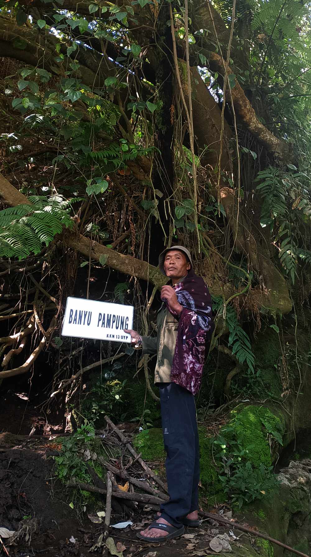 Ketua Komunitas Bala Daun Kariadi saat Berada di Sumber Mata Air Banyu Pampun - EPOCHSTREAM