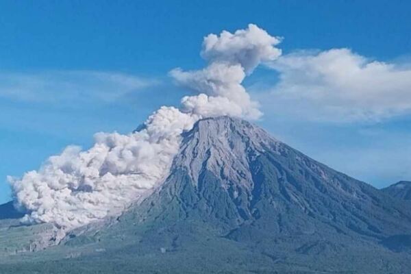 Semeru Erupsi Beruntun, Warga Dilarang Beraktivitas di Radius 13 Km - EPOCHSTREAM