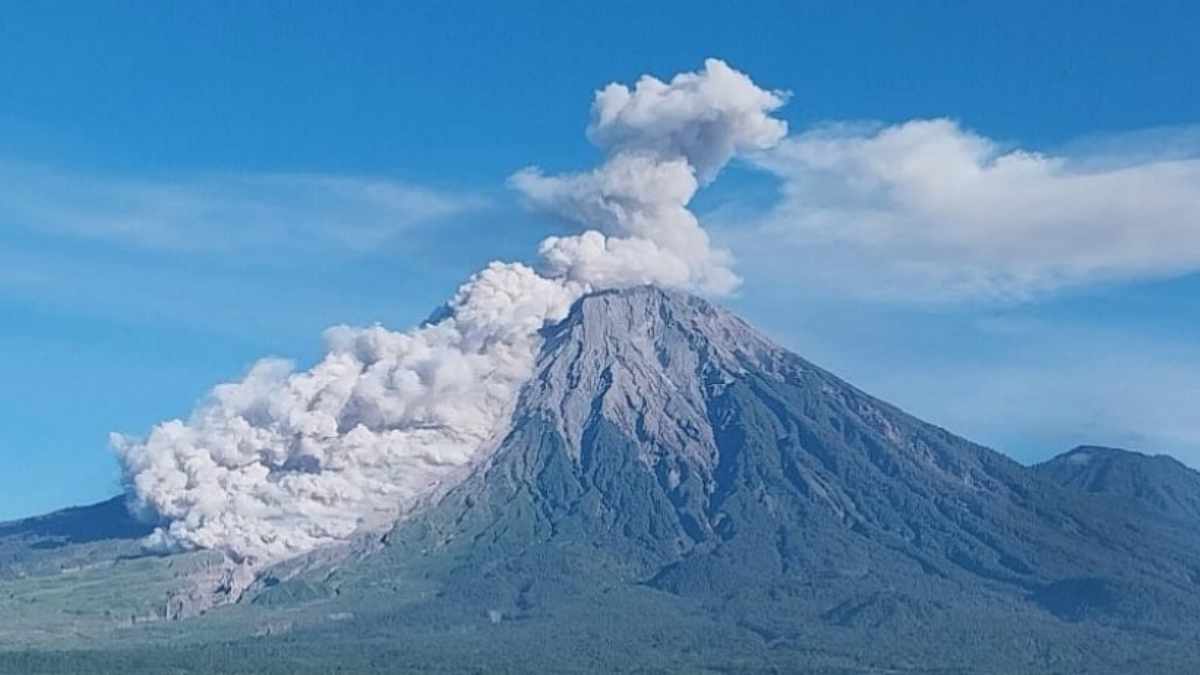 Semeru Erupsi Beruntun, Warga Dilarang Beraktivitas di Radius 13 Km - EPOCHSTREAM